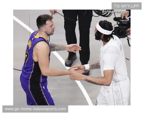 NBA球员被晃倒后还滑出三米的秘密：到底发生了什么？